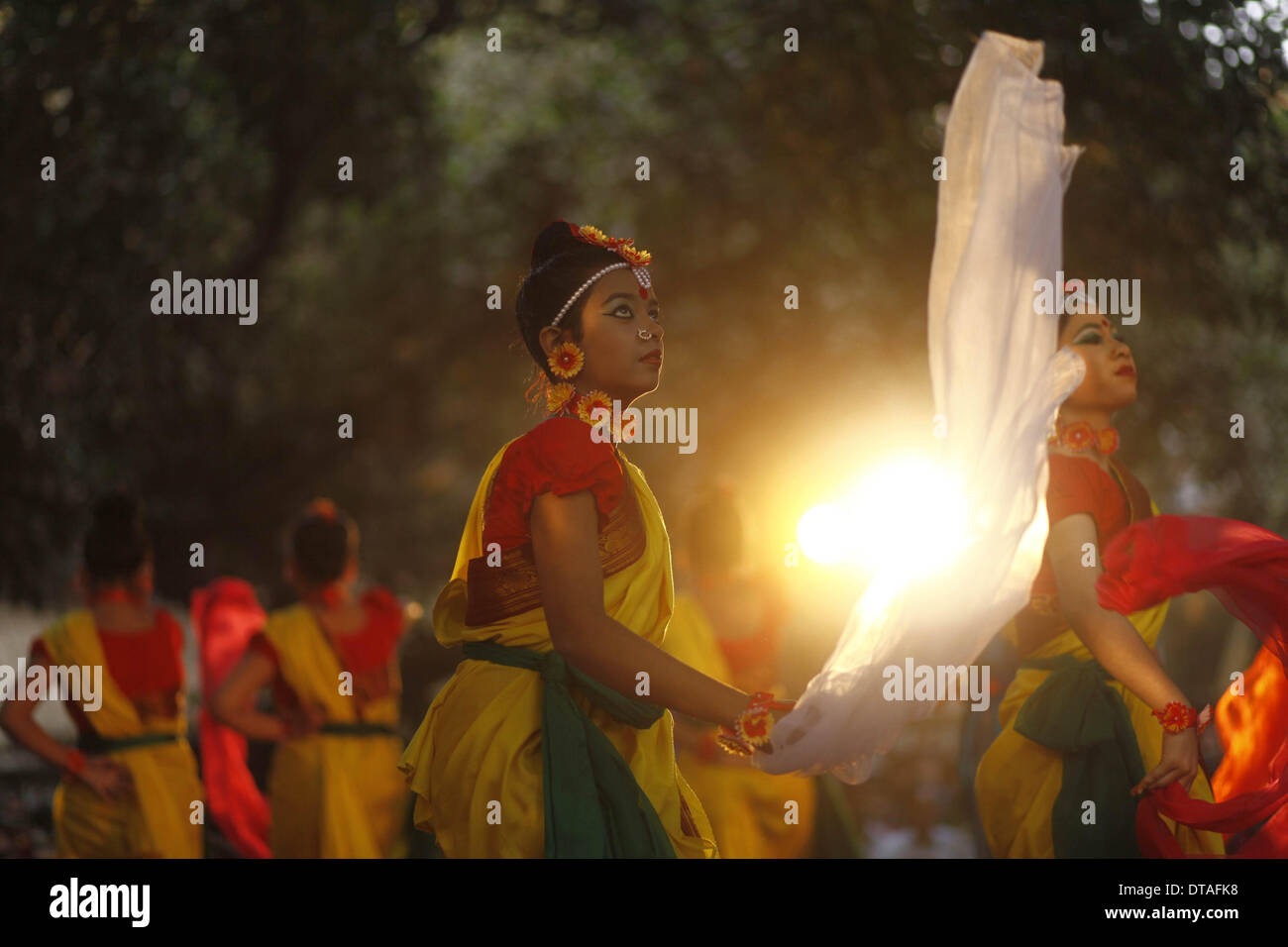 Dacca in Bangladesh. Xiii Febbraio, 2014. Artisti eseguono sul palco in occasione di 'Basanto Utsav' il primo giorno di primavera all università di Dhaka Belle Arti Istituzione. Utsav Basanto, che letteralmente significa "celebrazione della primavera', cade il 1 Phalgun o 13 febbraio del calendario in inglese. Dacca, 13 febbraio, 2014. Basanto è forse la più interessante delle stagioni, quando la natura indossa un nuovo look con alberi di germogliazione fresche foglie verdi dopo la partenza di inverno polverosi. Credito: zakir hossain chowdhury zakir/Alamy Live News Foto Stock