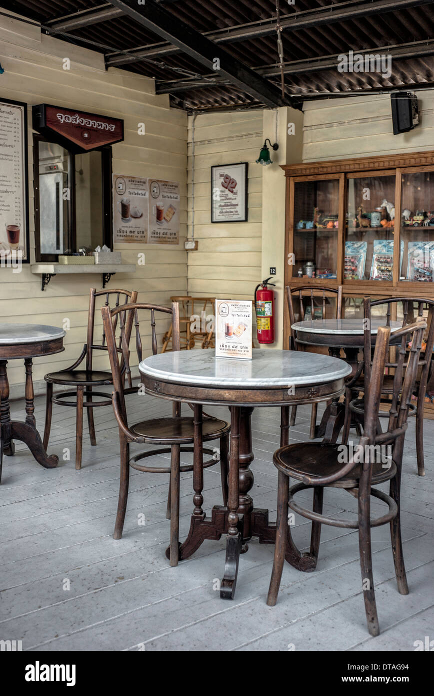 Caffetteria retrò con tavoli e sedie vuoti. Foto Stock