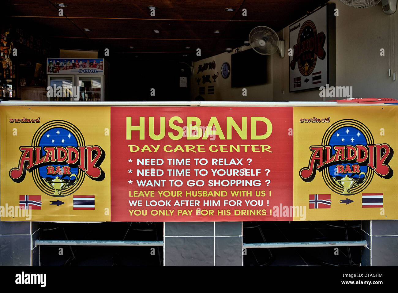 Divertente segno a una birra tailandese bar pubblicità marito cura mentre le mogli shop. Thailandia SUDEST ASIATICO Foto Stock