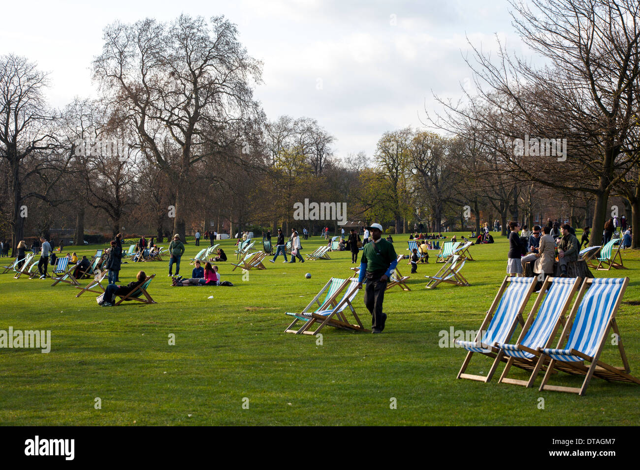 Fine settimana nel parco della città Foto Stock