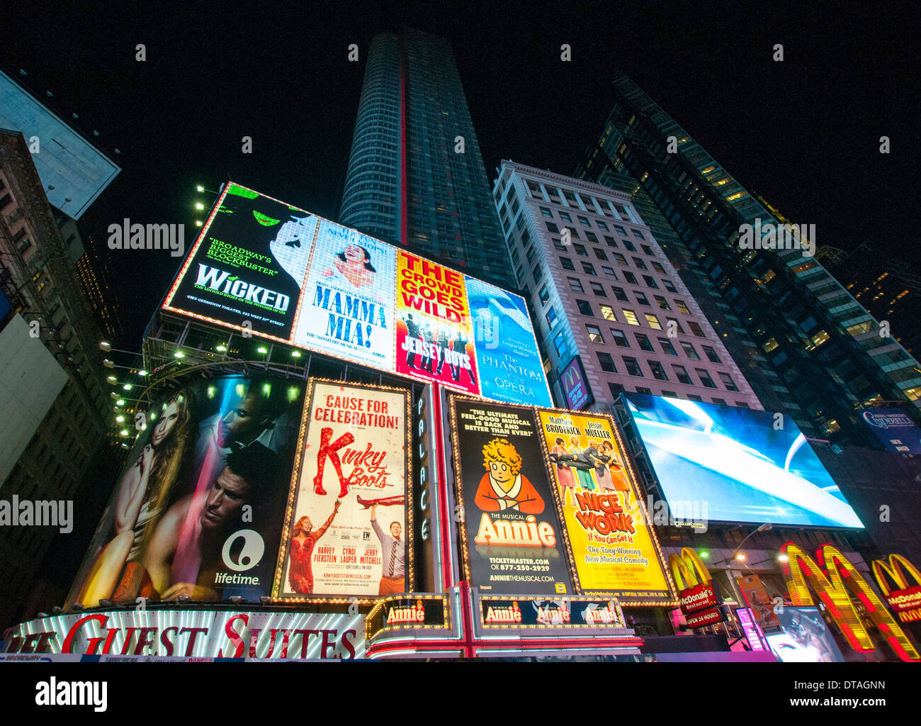 Cartelloni da notte sulla settima avenue in Times Square , New York City USA Foto Stock