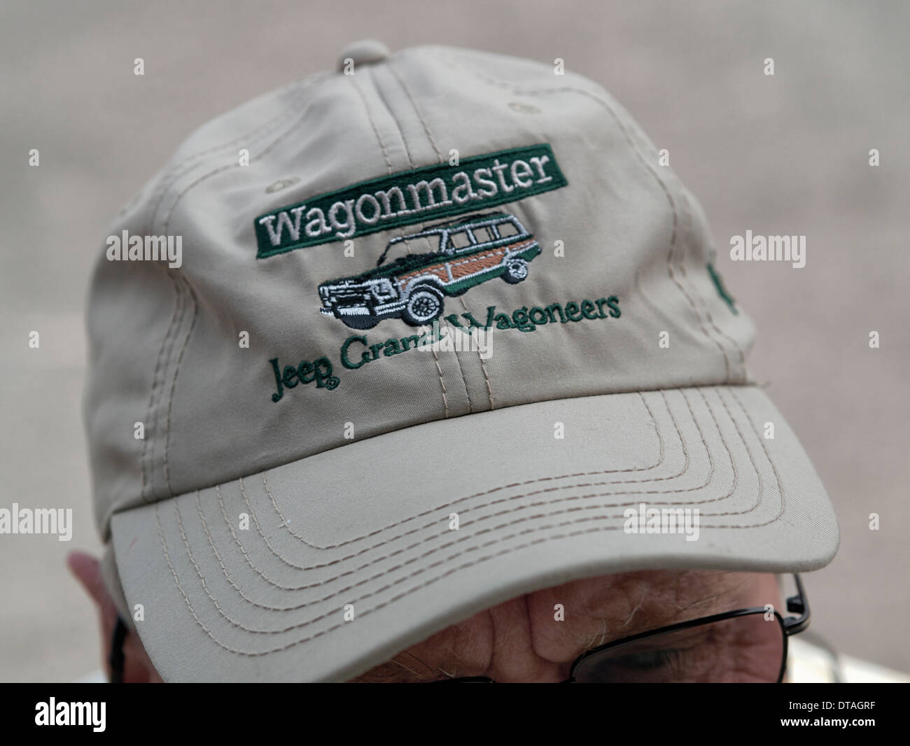 Uomo che indossa un cappello da baseball ricamato Jeep Grand Wagoneers. Veicolo di materiale pubblicitario Foto Stock