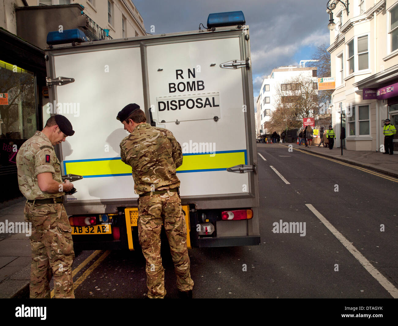 In Brighton, membri di The Bomb Squad smaltimento indagare un pacco sospetto Foto Stock
