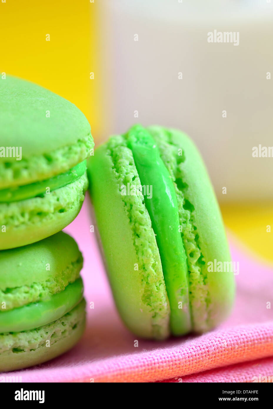 Il pistacchio amaretti e bottiglia di latte Foto Stock