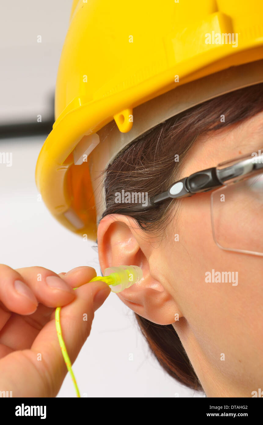 Dettagli della donna con protezione di tappi per le orecchie Foto Stock