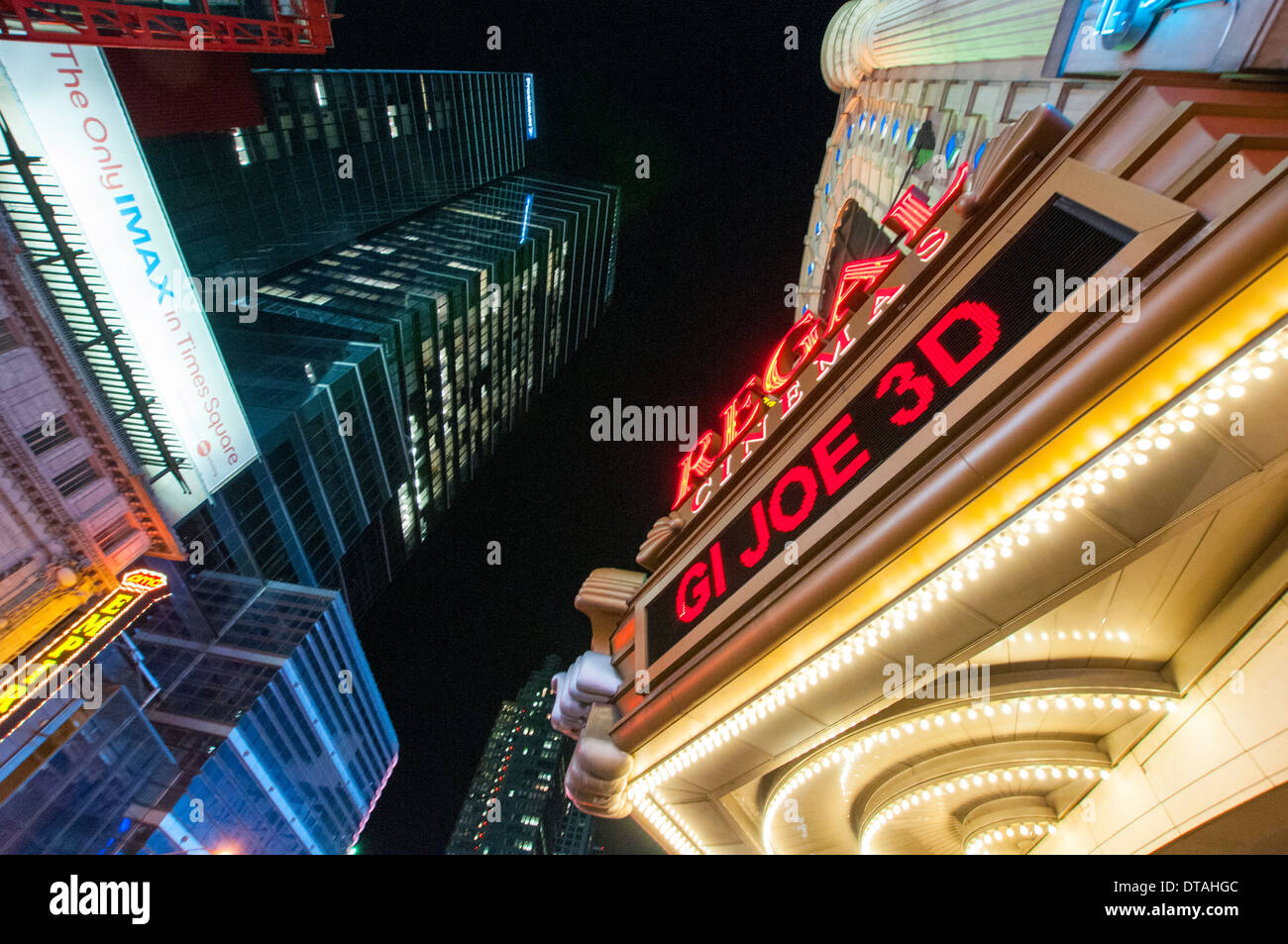 Il Regal Cinema di notte, Times Square Manhattan New York City USA Foto Stock