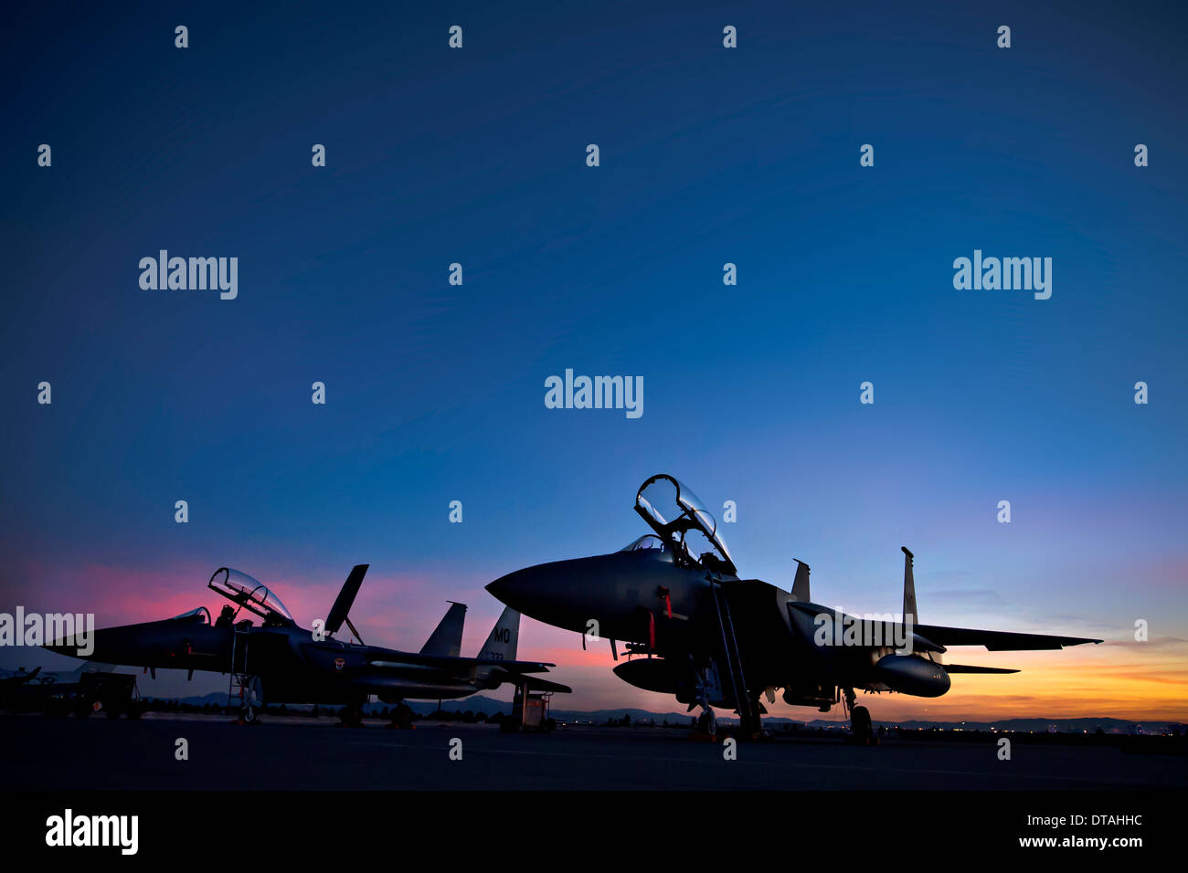 US Air Force F-15E Strike Eagle fighter aircraft al tramonto lungo la Nellis Air Force Base di linea di volo Febbraio 10, 2014 a Las Vegas, Nevada. Foto Stock