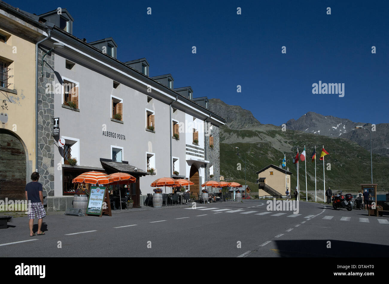 Montespluga, Italia, ombrelloni di fronte all'Albergo della Posta Guest House Foto Stock
