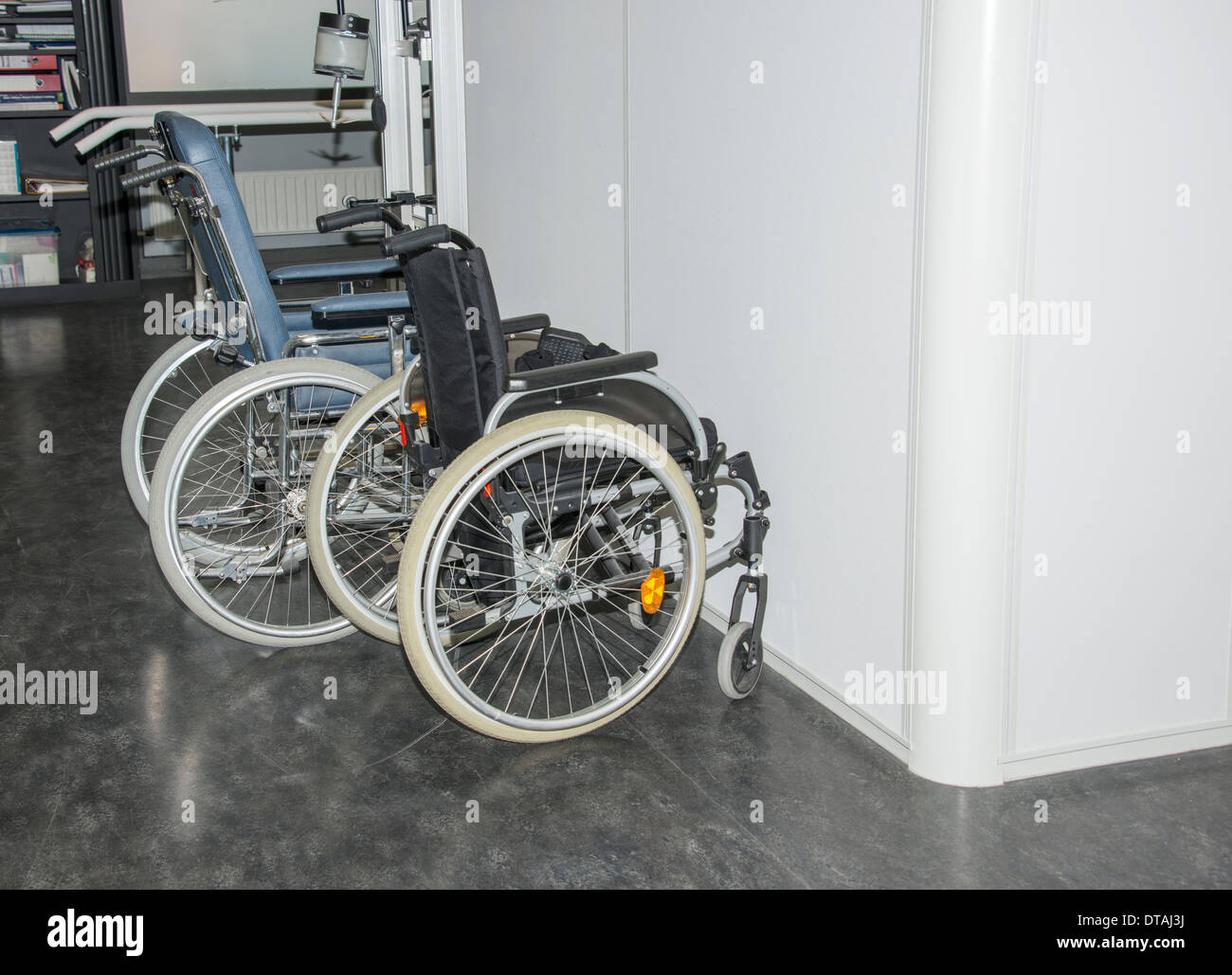 Due sedie a rotelle non valido per le persone in piedi in ospedale Foto Stock
