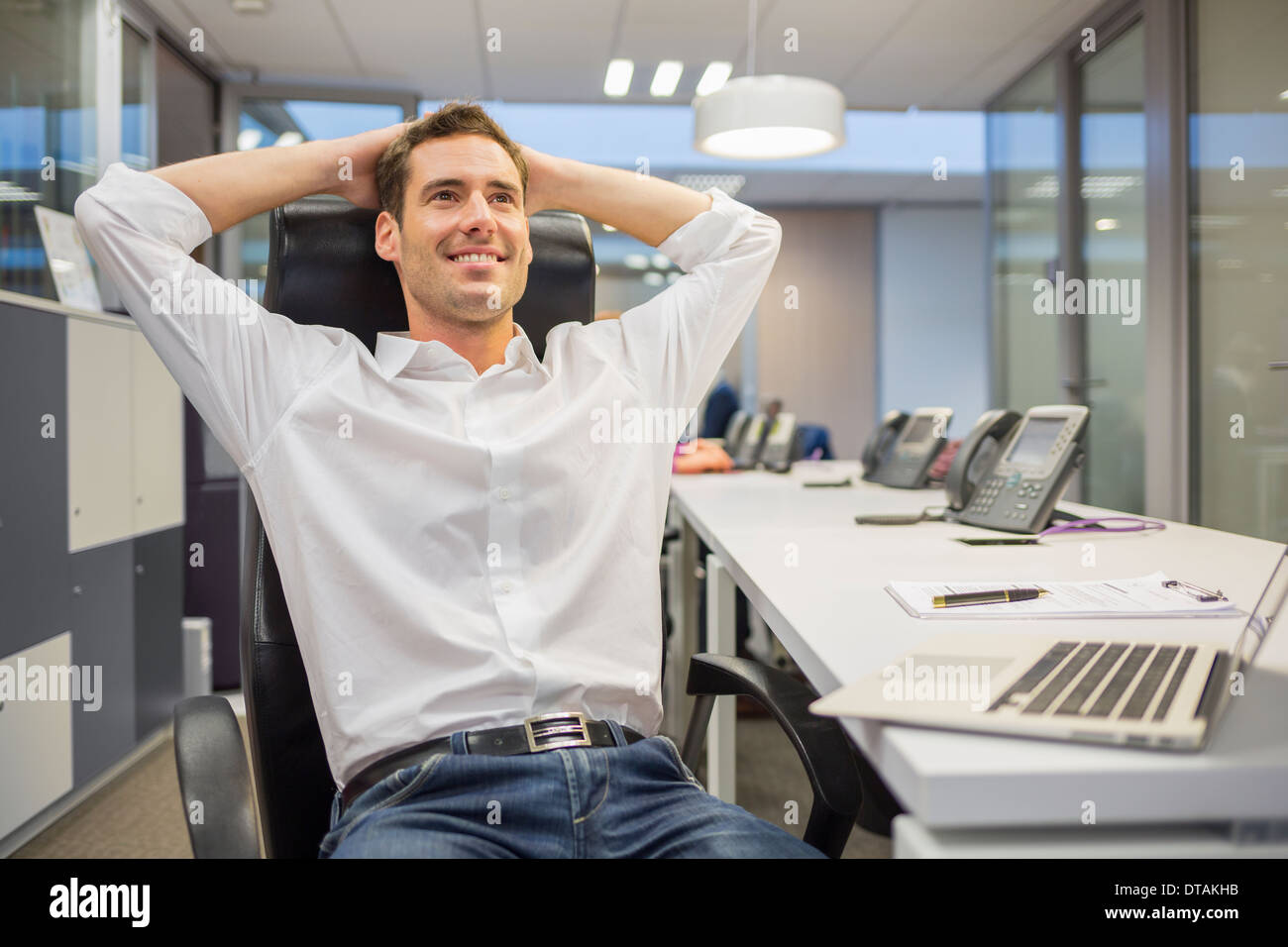 Happy businessman di riposo e relax presso il suo ufficio Foto Stock