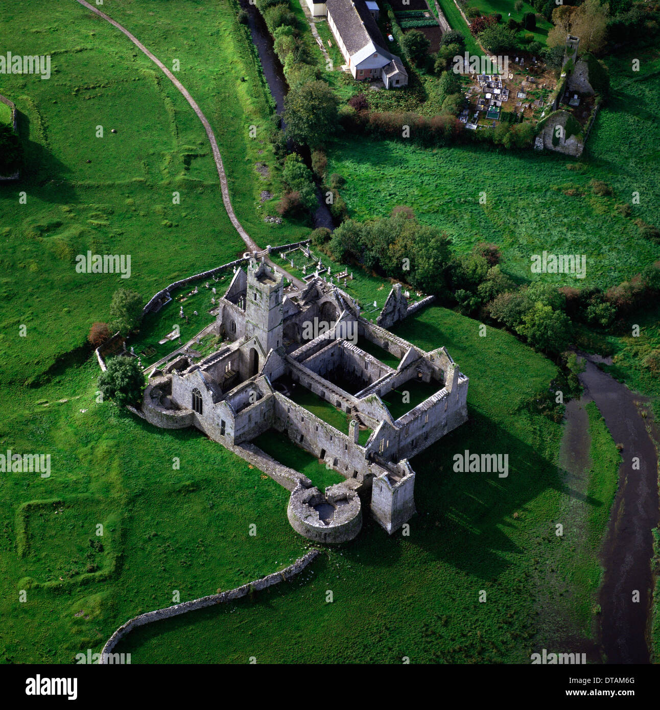 Immagine Vintage Circa 1970: Abbazia francescana costruito 1433 con un anglo-normanna de Clare fortezza che fu distrutto nel 1318, Quin, County Clare, Irlanda Foto Stock