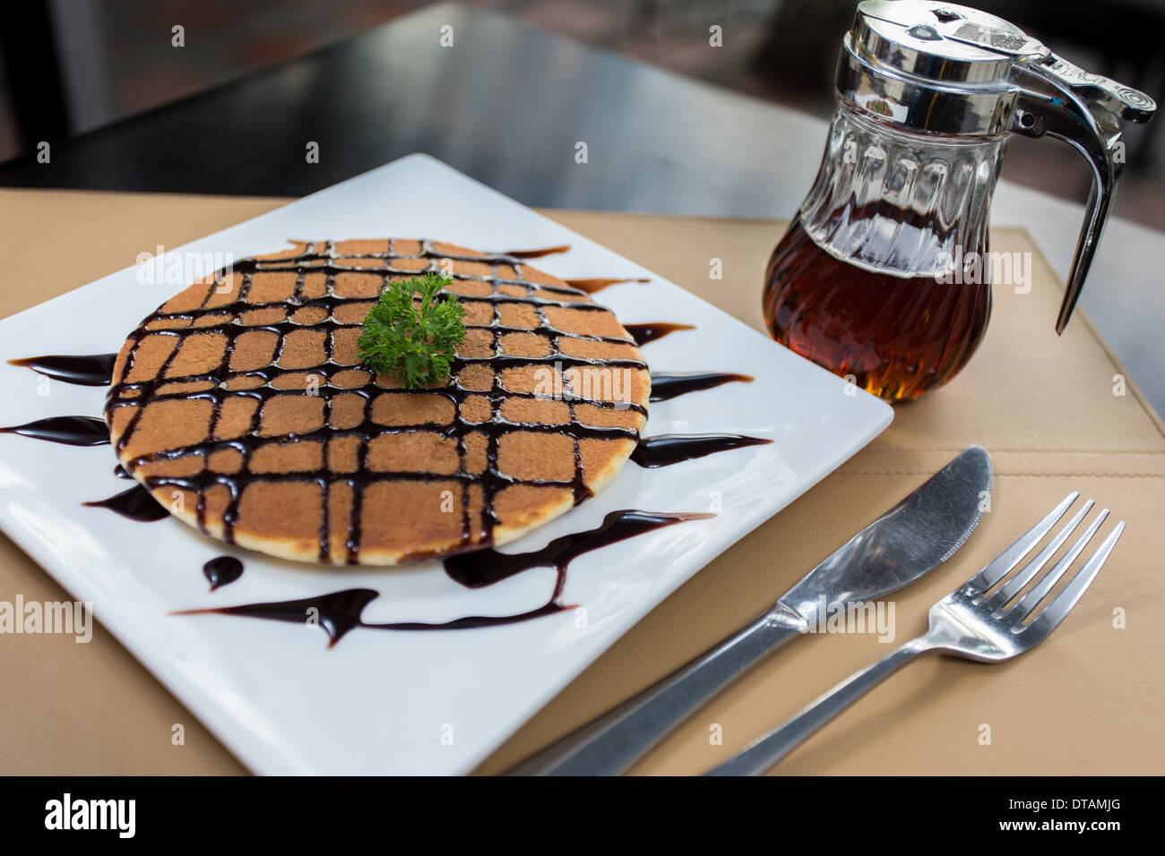 Pancake con sciroppo di miele e salsa al cioccolato Foto Stock