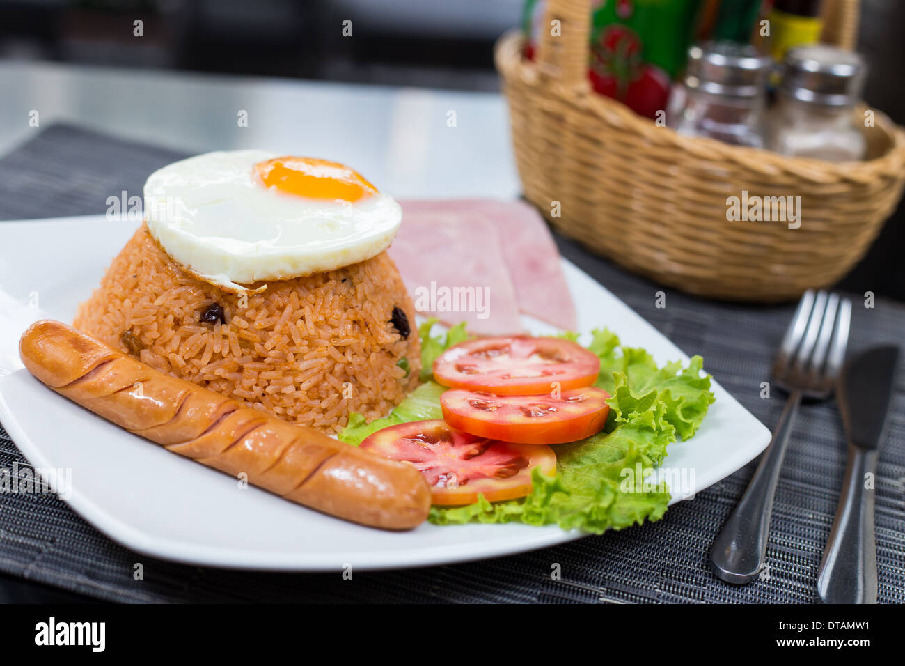 American riso fritto con prosciutto uova e salsiccia Foto Stock