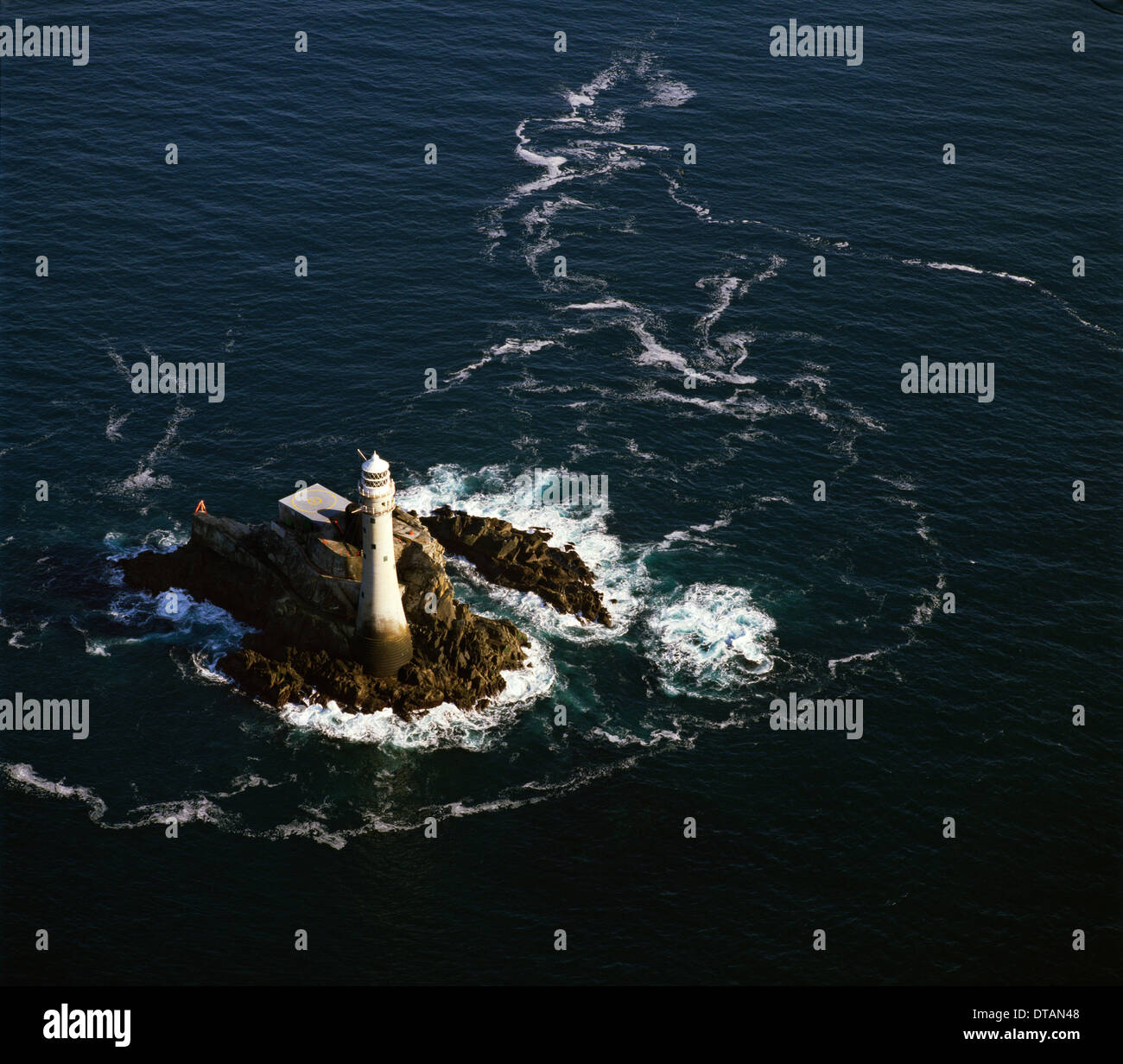 Immagine Vintage Circa 1970: Il Fastnet Rock Lighthouse entrarono in servizio il 27 giugno 1904, Off Cape Clear Island, nella contea di Cork, Irlanda Foto Stock Immagine Vintage Circa 1970: Il Fastnet Rock Lighthouse entrarono in servizio il 27 giugno 1904, Off Cape Clear Island, nella contea di Cork, Irlanda Foto Stock