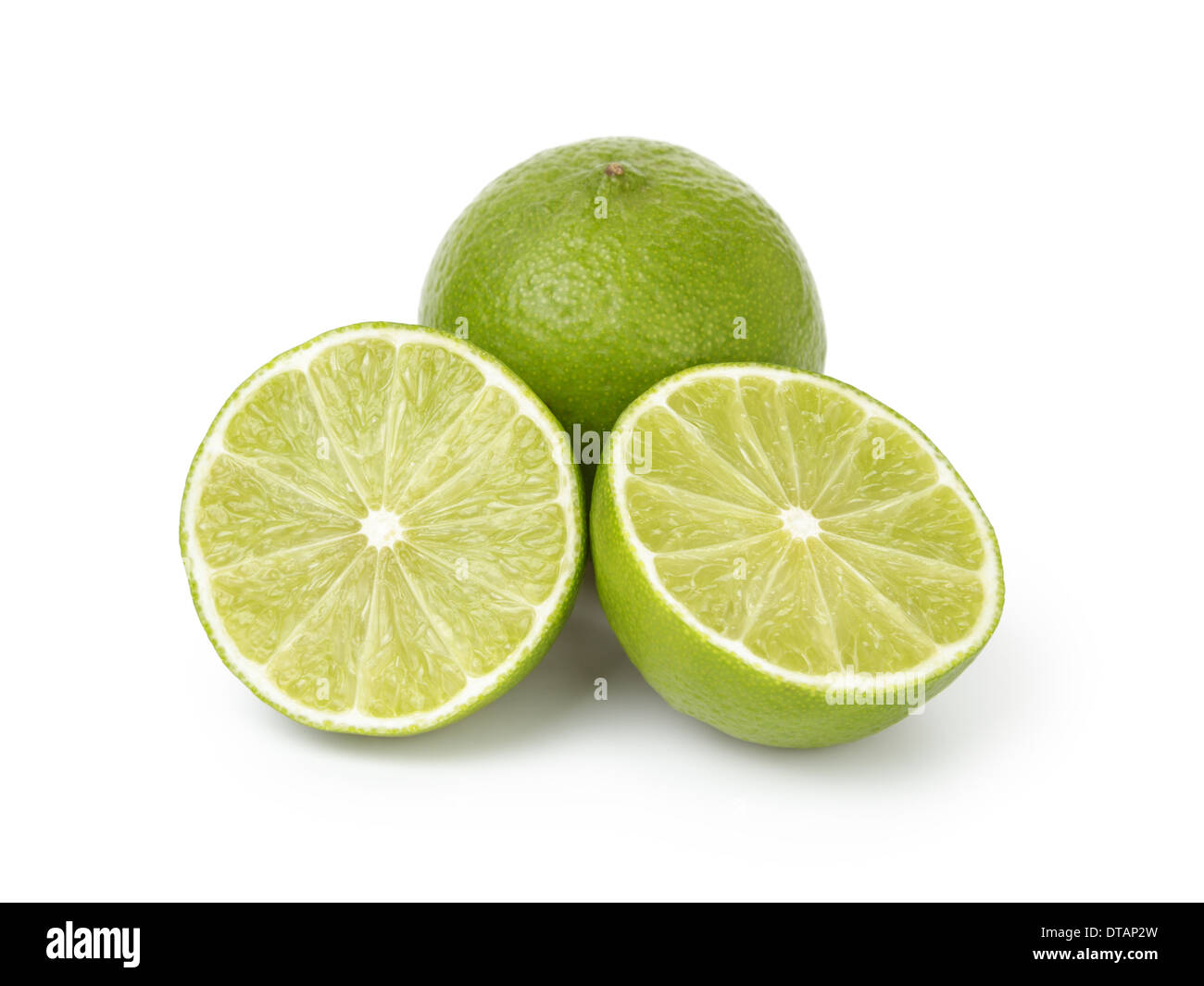 Lime fresco con halfs, isolato su bianco Foto Stock