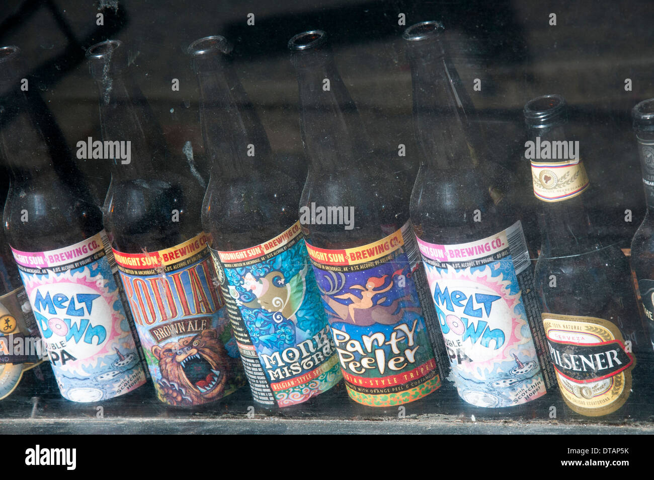 Novità di bottiglie di birra nella finestra di un bar nel Greenwich Village di Manhattan a New York City, Stati Uniti d'America Foto Stock