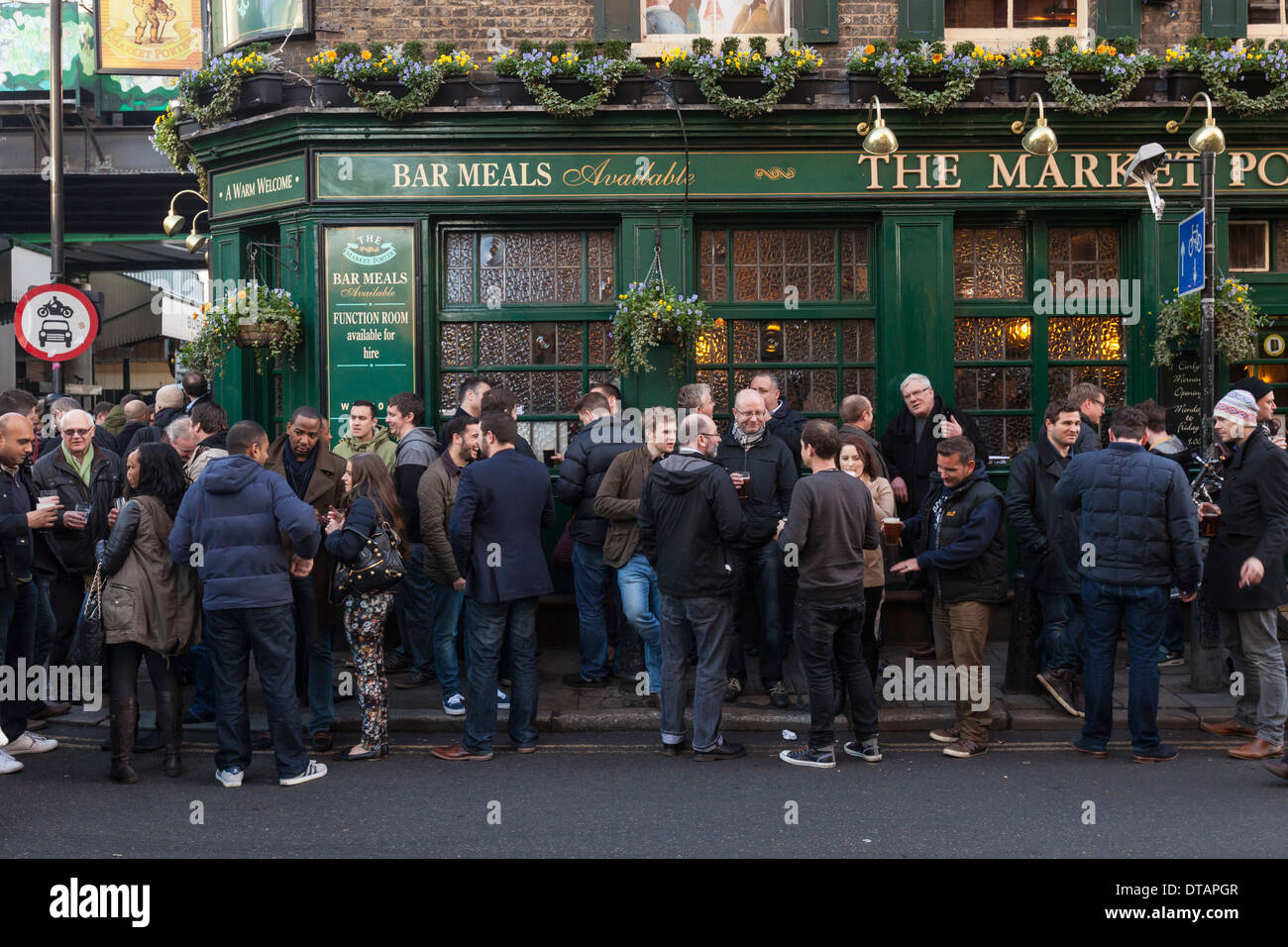 Persone di bere al di fuori del mercato Porter Pub, Borough Market, Londra, Inghilterra Foto Stock