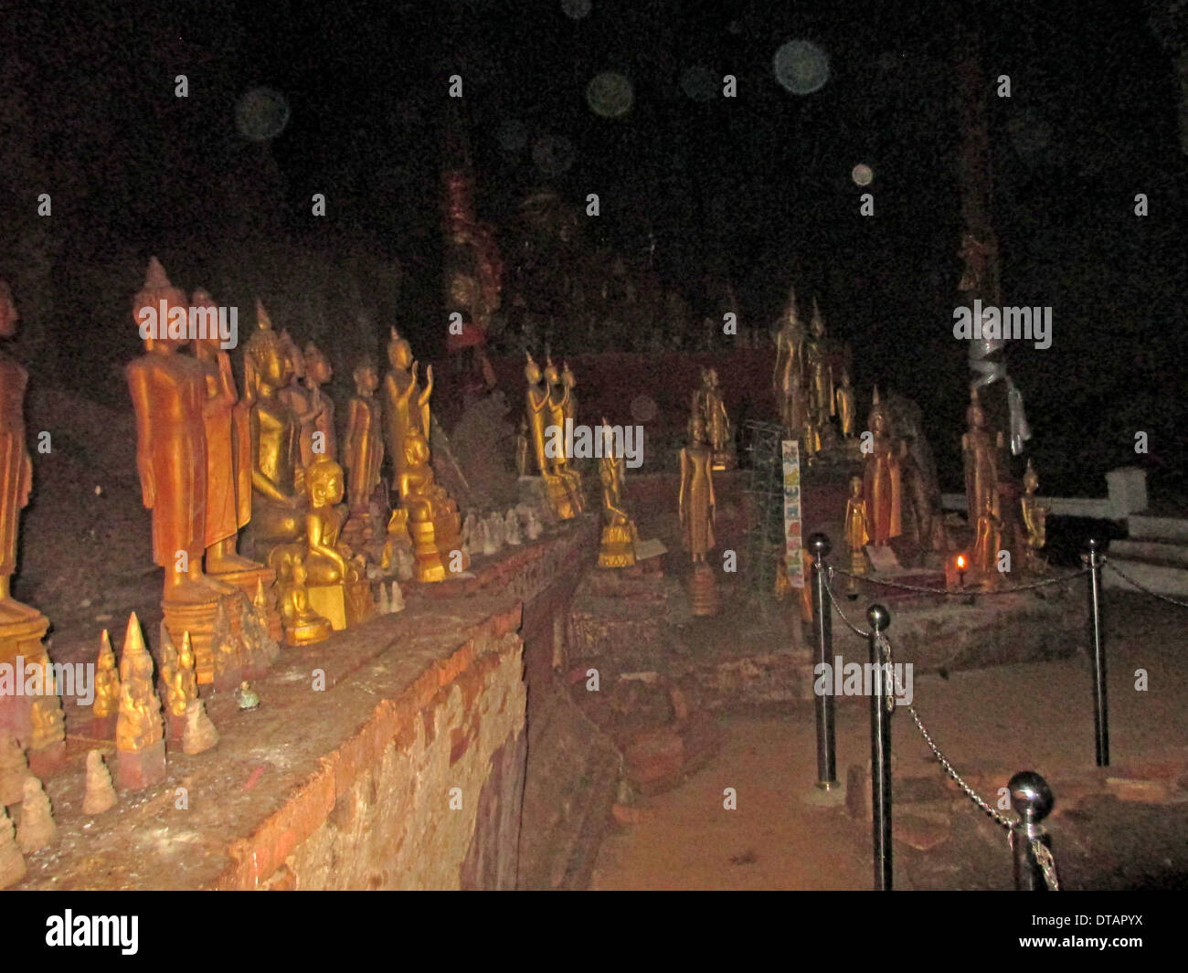 PAK OU le grotte, Laos. Statue buddiste in alto (grotta Tham Theung) Guardando oltre il Fiume Mekong. Foto Tony Gale Foto Stock