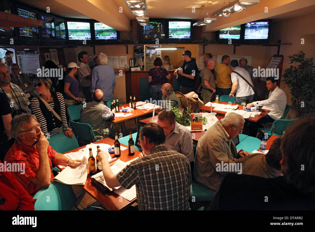 Dresden, Germania, persone in un bookmakers Foto Stock