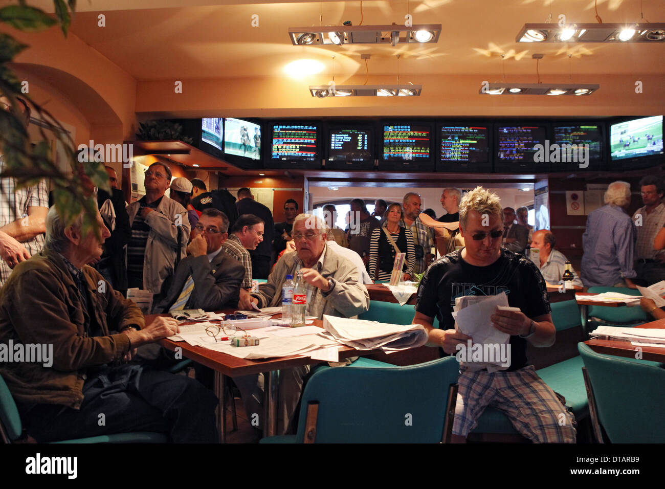 Dresden, Germania, persone in un bookmakers Foto Stock