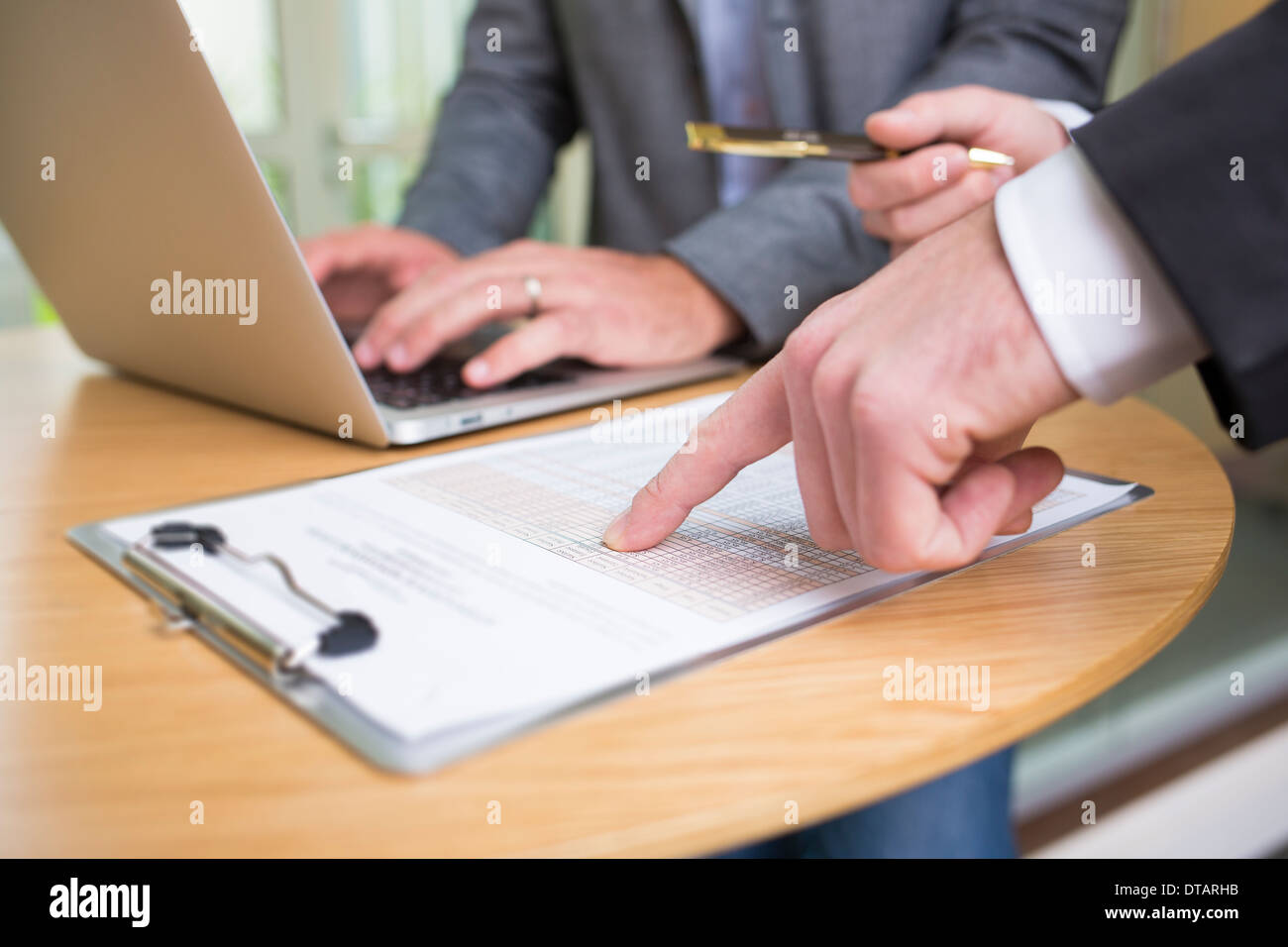 Primo piano delle mani di due imprenditori che lavorano insieme in un ufficio moderno con il computer portatile Foto Stock