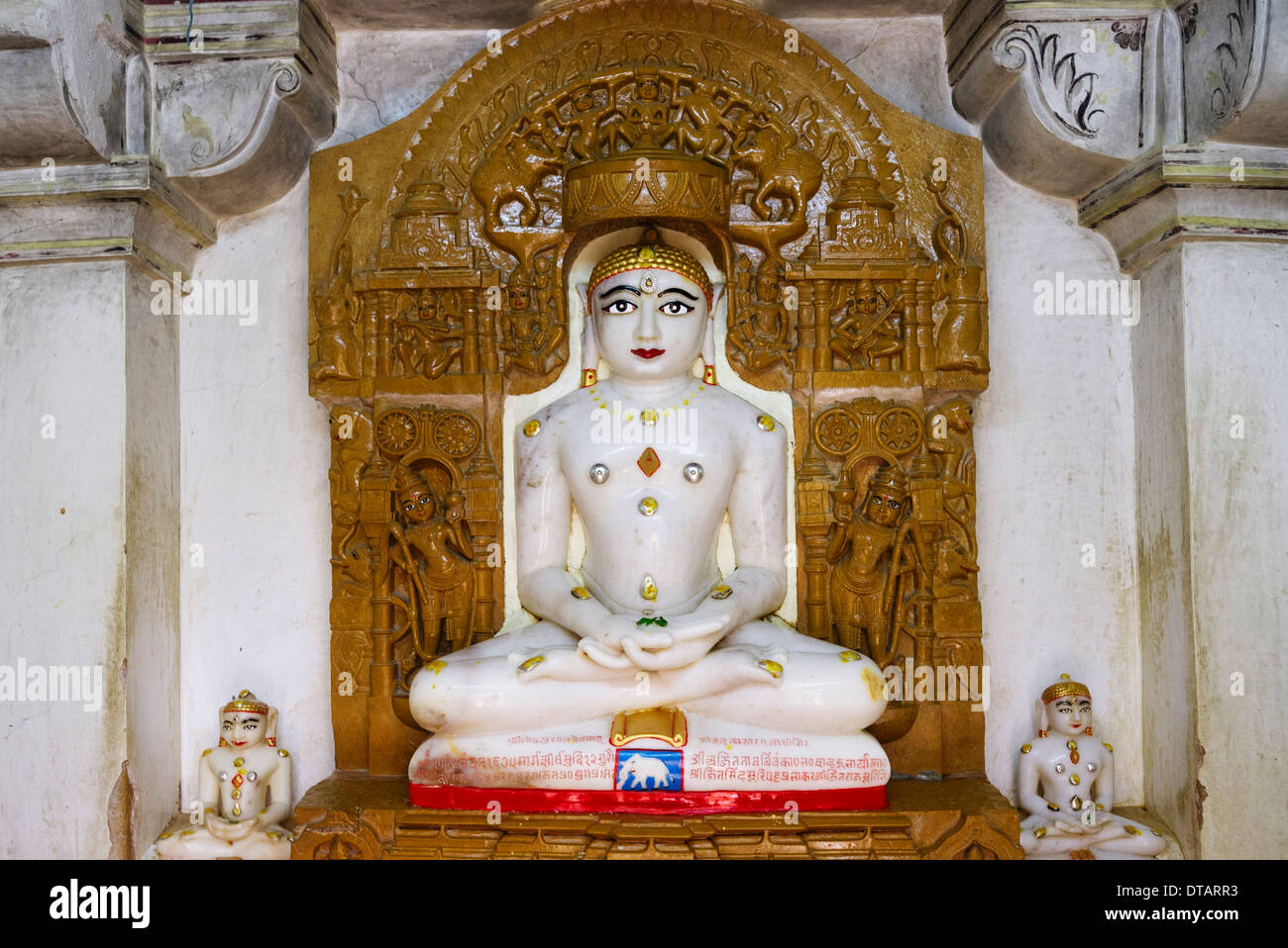 La seconda Tirthankara dio Ajjitnath a Lodhurva o Lodrawa tempio Jain Jaisalmer, Rajasthan, India. Foto Stock