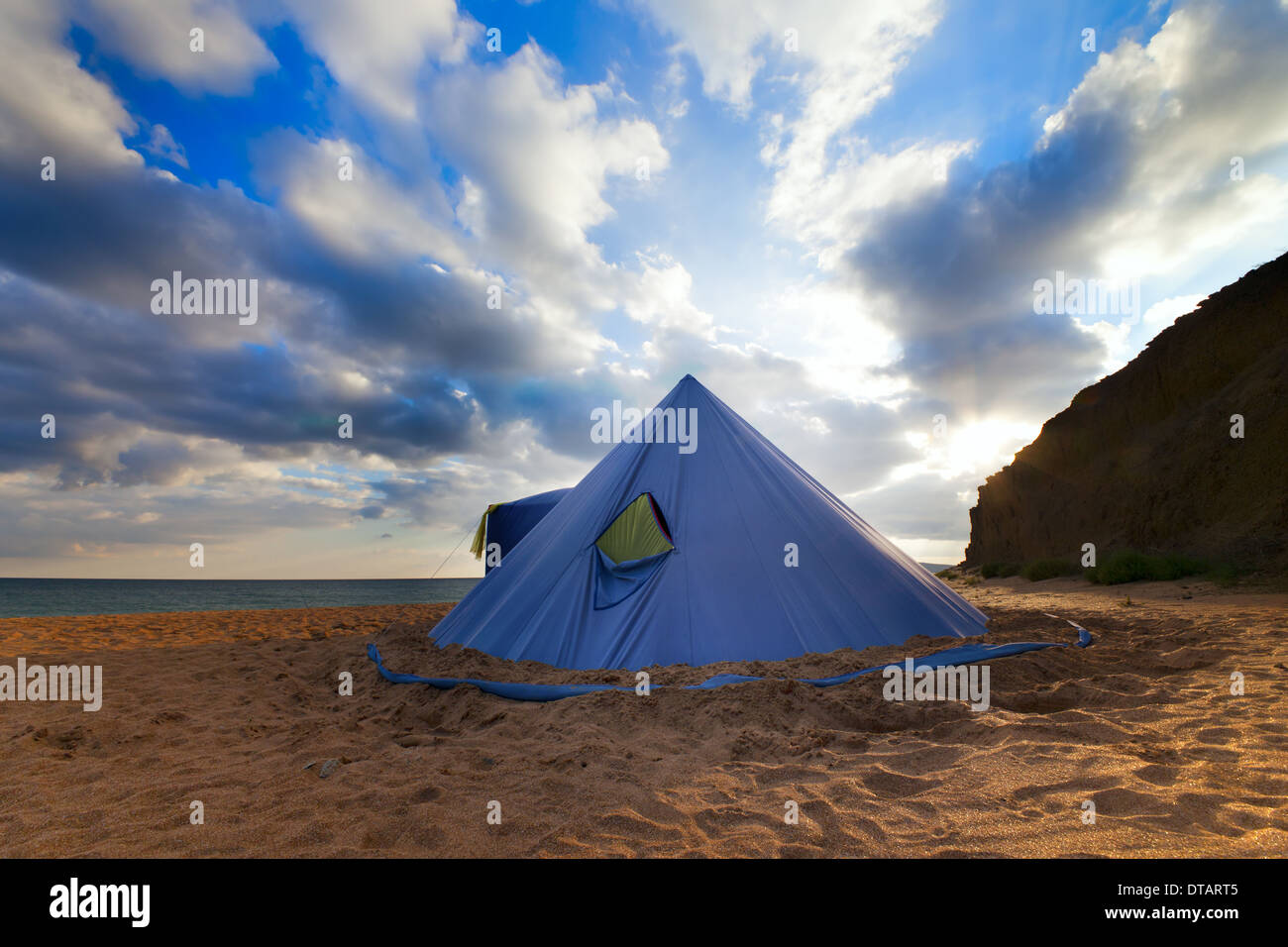 Tenda conica in estate la spiaggia e il cielo blu con nuvole.Un ampio  angolo di visione Foto stock - Alamy