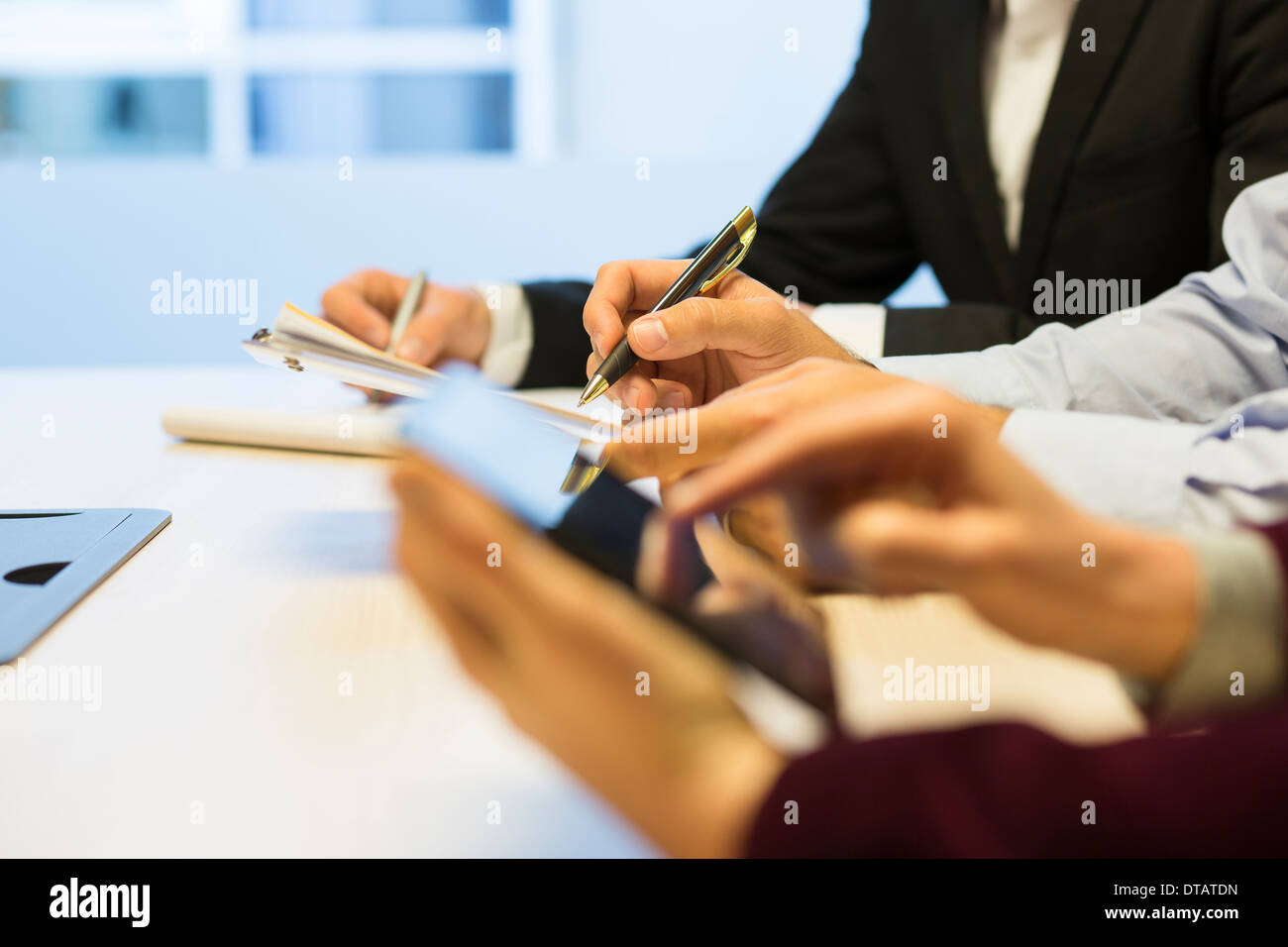 Close-up di imprenditore mani scrittura su carta durante una riunione Foto Stock