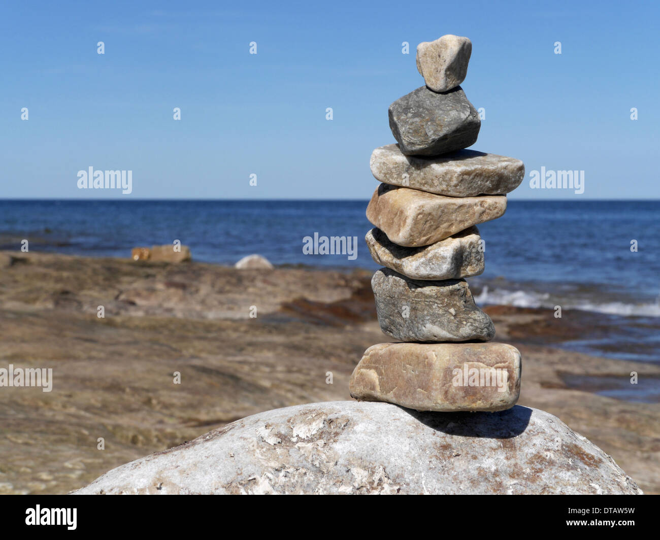 Cairn presso la spiaggia di simrishamn, skåne, Svezia Foto Stock