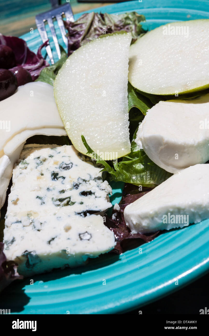 Formaggio e frutta piatto sulla piastra blu Foto Stock