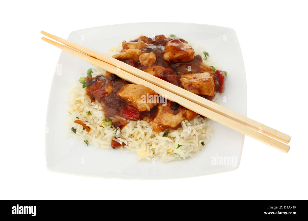 Pasto cinese, pollo in salsa del fagiolo nero con uovo riso su una piastra con bacchette isolata contro bianco Foto Stock