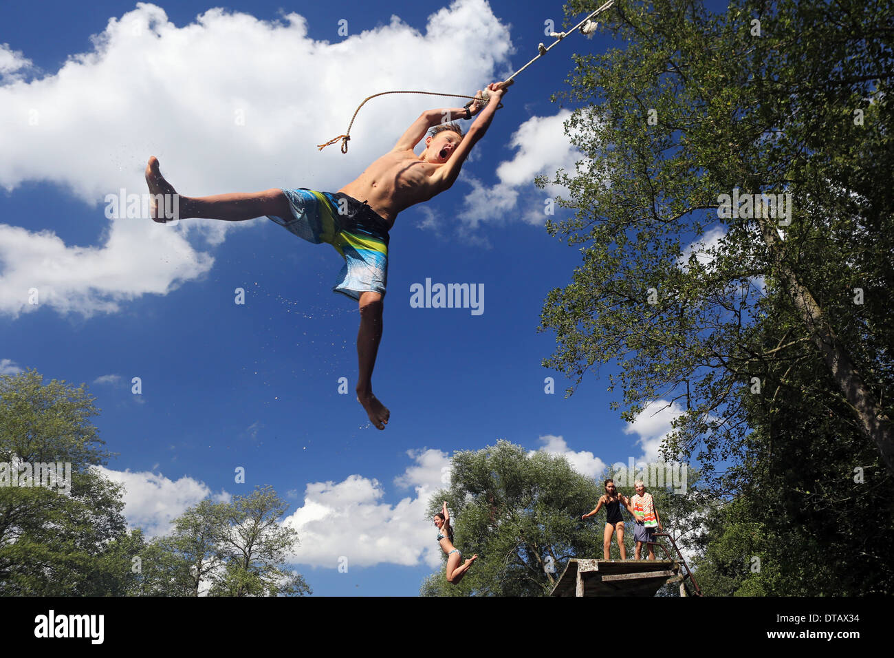 Briescht, Germania, ragazzo oscillante con una corda attraverso l'aria Foto Stock