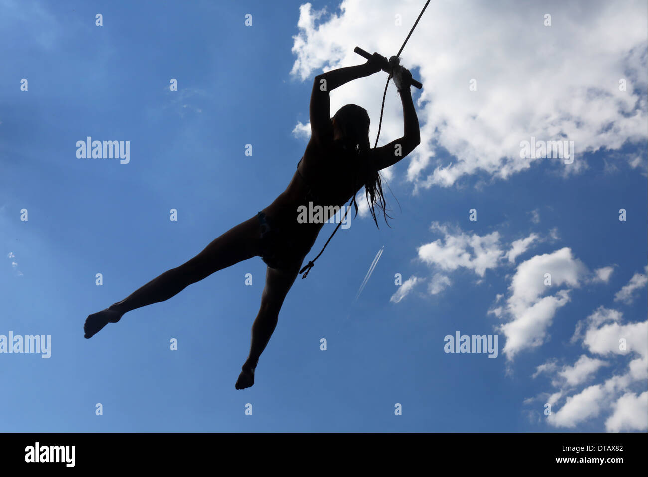 Briescht, Germania, silhouette, ragazza oscilla su una fune attraverso l'aria Foto Stock