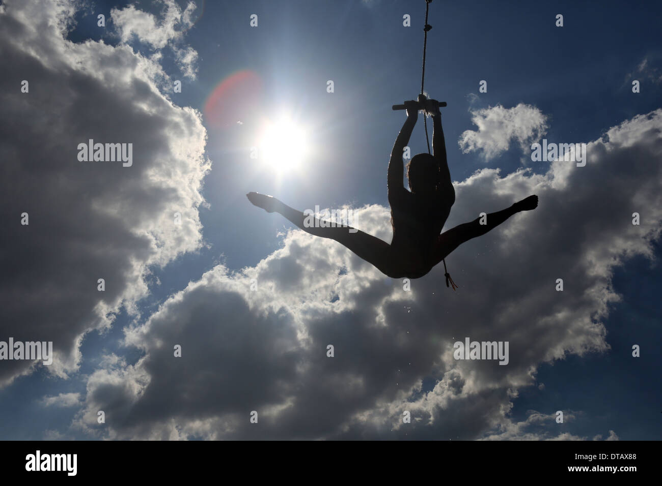 Briescht, Germania, silhouette, ragazza oscilla su una fune attraverso l'aria Foto Stock