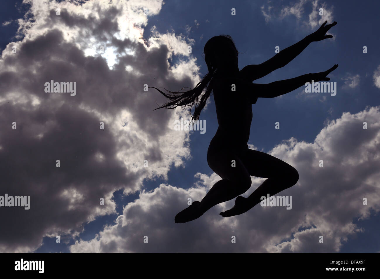 Briescht, Germania, silhouette, ragazza fa un salto in aria Foto Stock