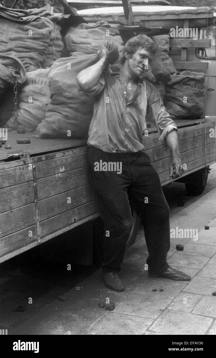 Venditore di carbone che porta un sacco pieno di carbone, Berlino, RDT Foto Stock