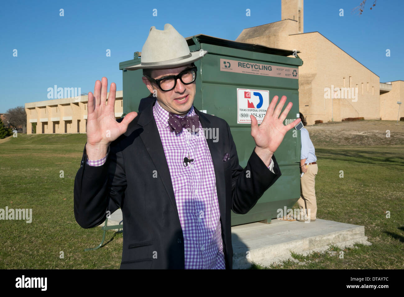 Huston-Tillotson University Professor Dr. Jeff Wilson, professore cassonetto, vivranno in un cestino della spazzatura per un anno Foto Stock
