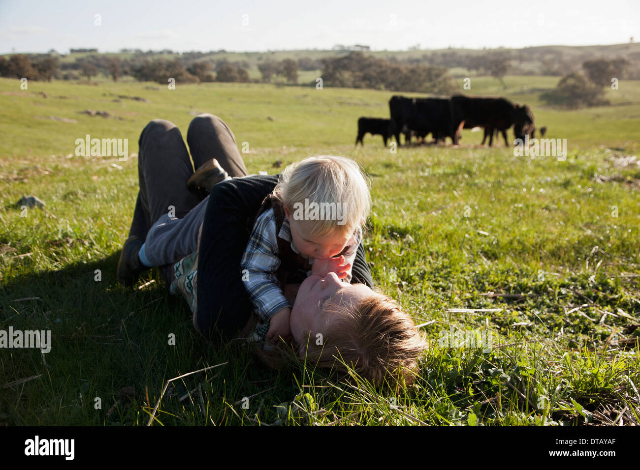 Madre con bambino giacente sull'erba Foto Stock