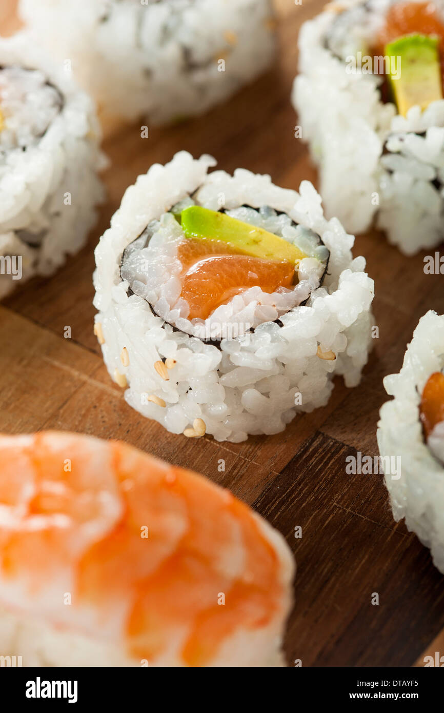 Sana salmone giapponese maki sushi con riso e pesce Foto Stock