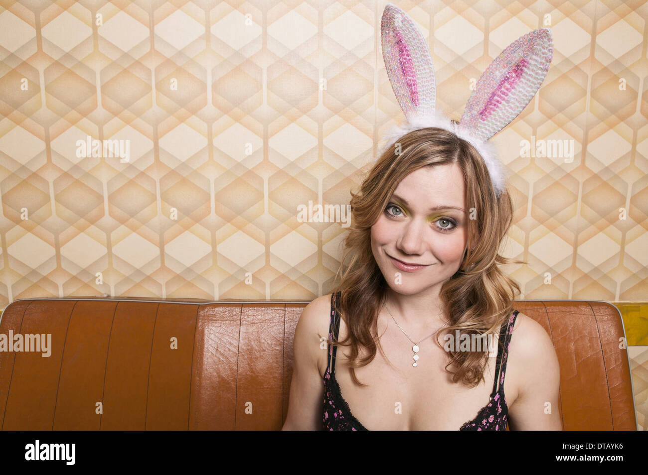 Ritratto di una donna con orecchie di coniglio, sorridente Foto Stock