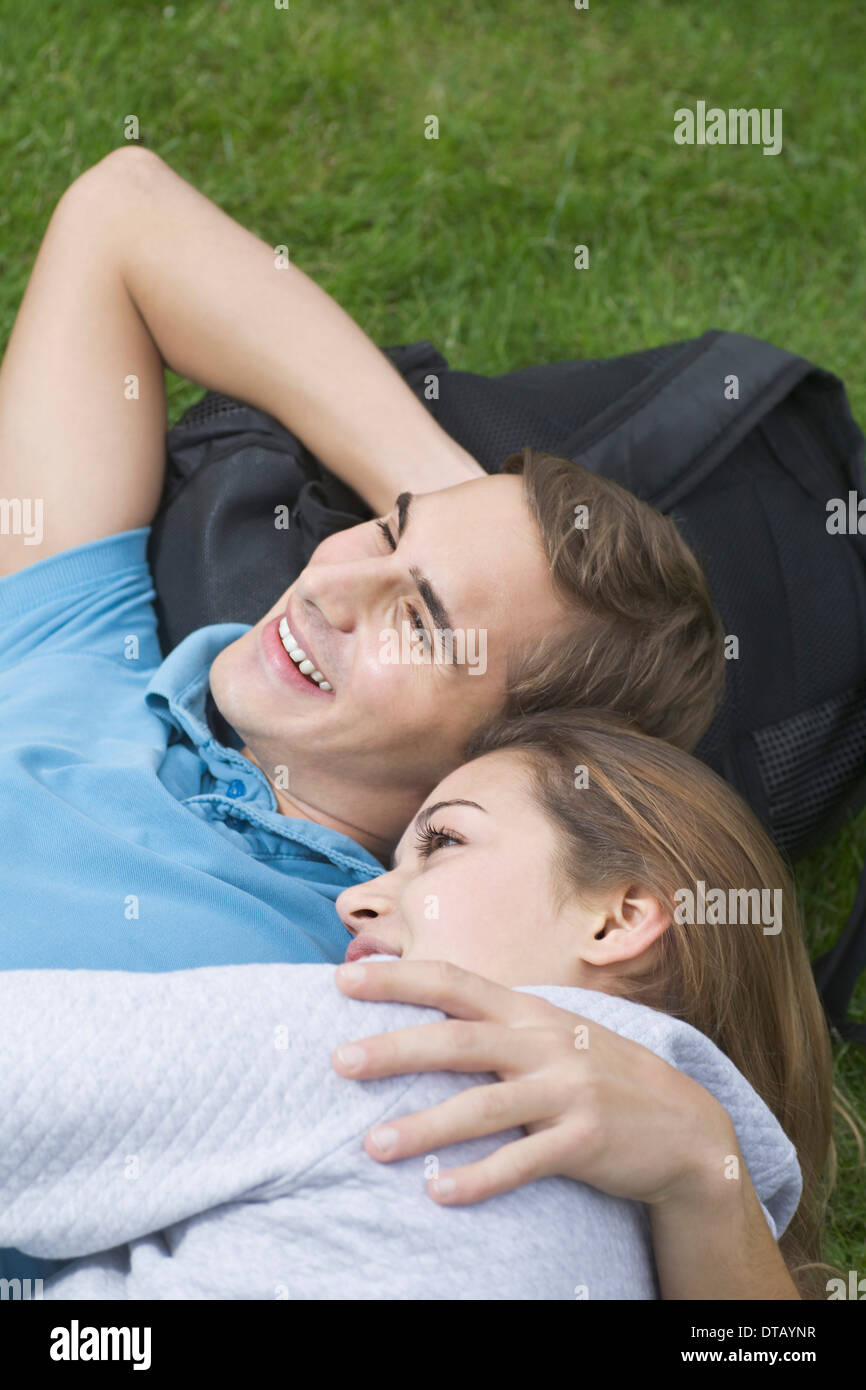 Coppia giovane sdraiato sull'erba Foto Stock