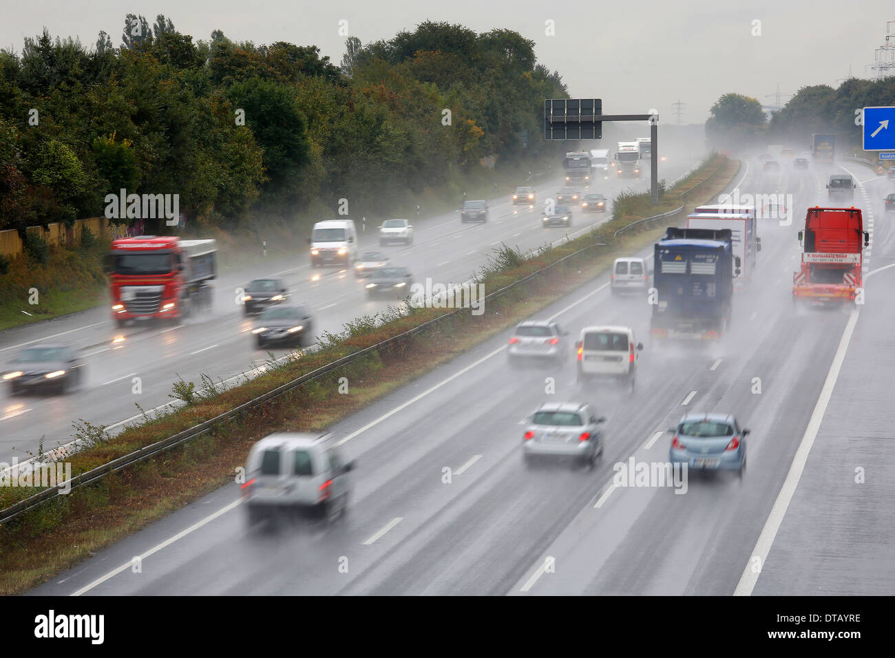 Oberhausen, Germania, pioggia-slicked autostrada Foto Stock