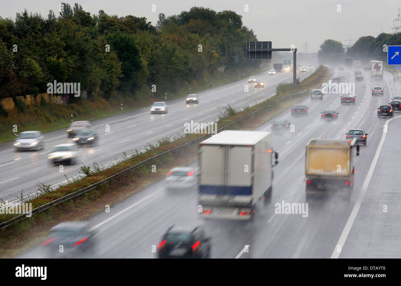 Oberhausen, Germania, pioggia-slicked autostrada Foto Stock