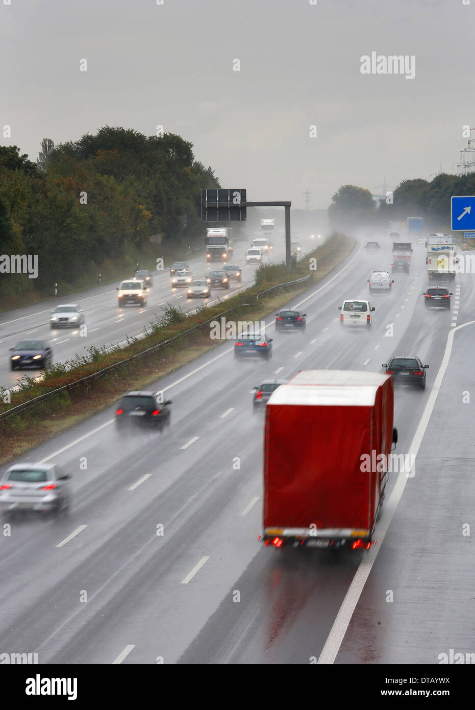 Oberhausen, Germania, pioggia-slicked autostrada Foto Stock