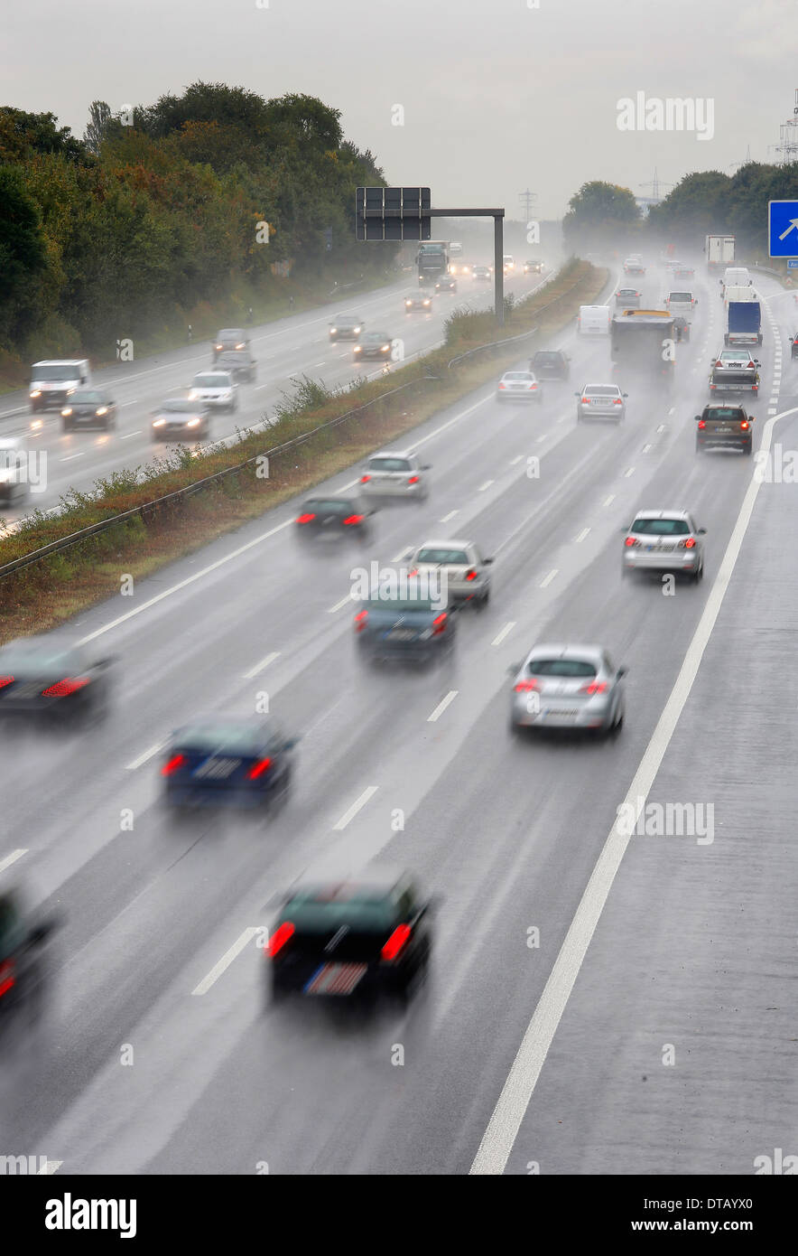 Oberhausen, Germania, pioggia-slicked autostrada Foto Stock