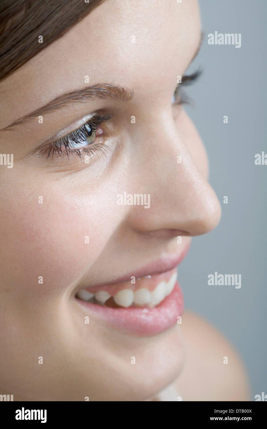 Giovane donna che guarda lontano, close-up Foto Stock
