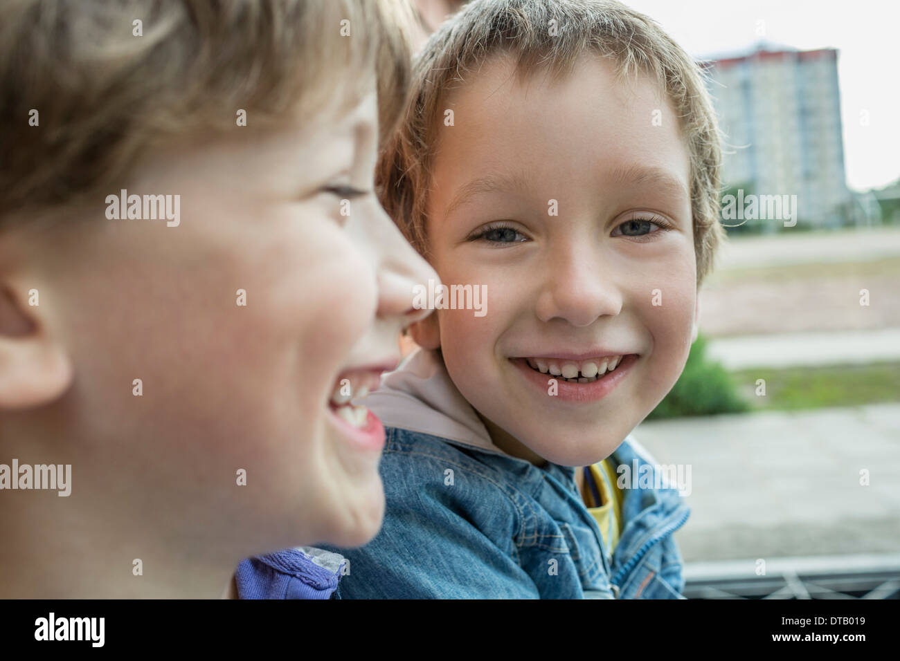 Due ragazzi sorridenti, close-up Foto Stock