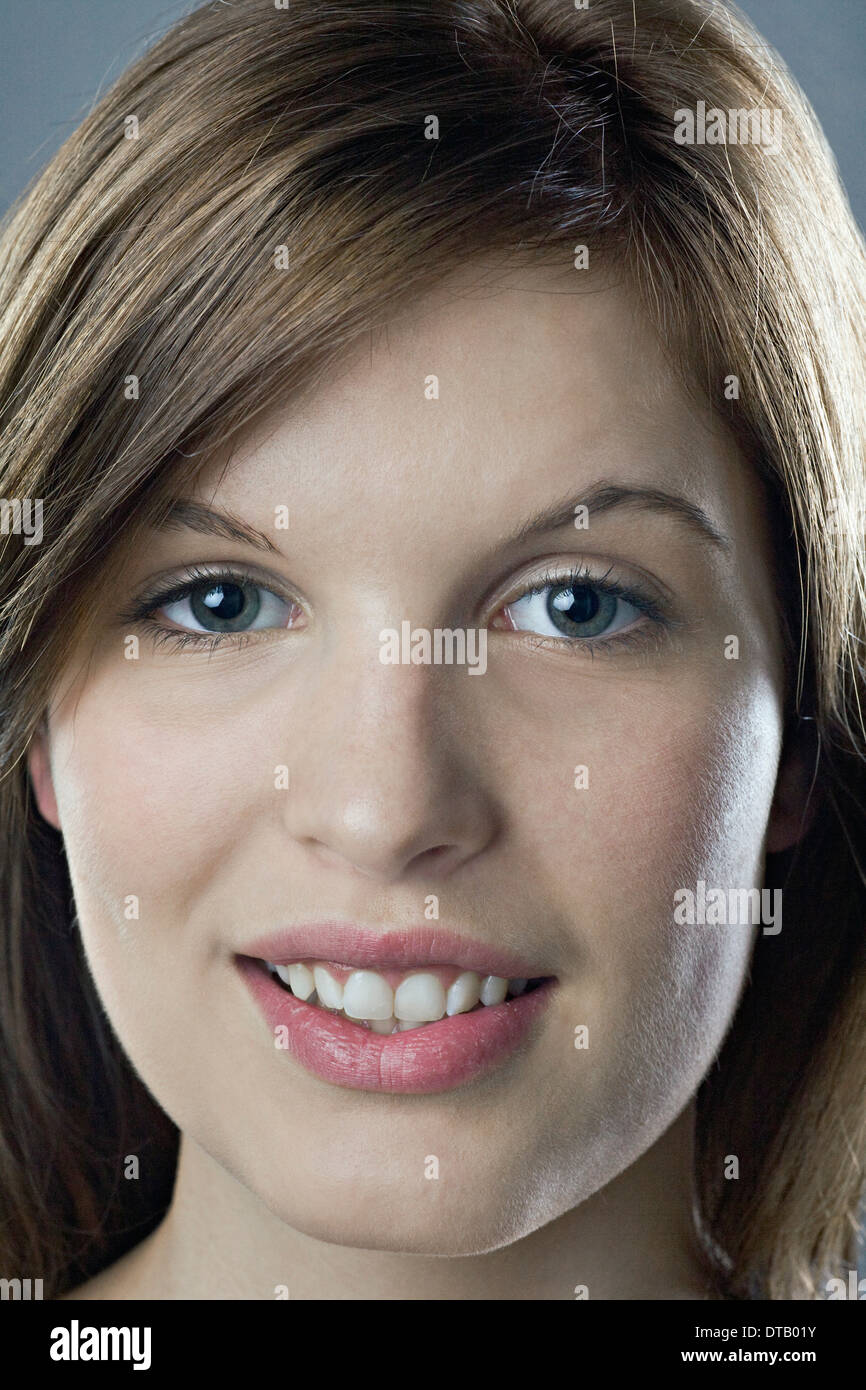 Giovane donna che guarda la fotocamera, close-up Foto Stock
