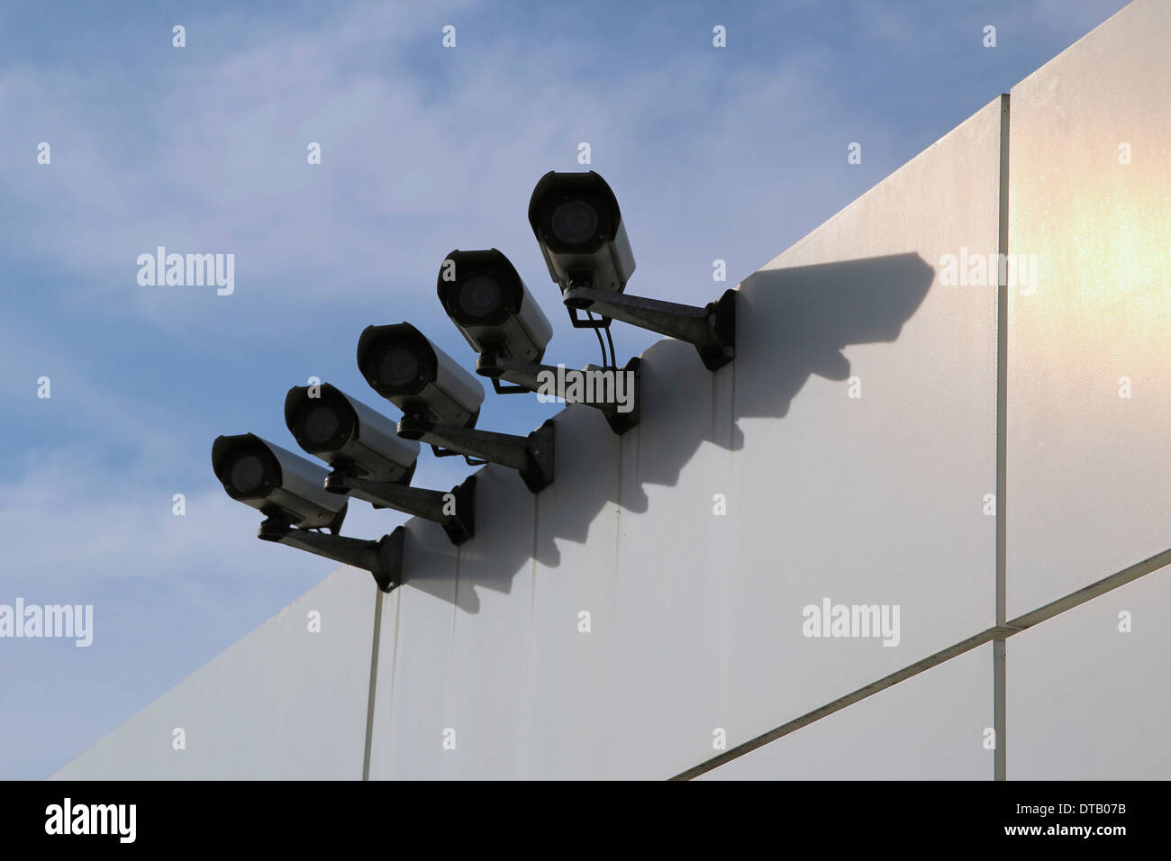 Le telecamere di sorveglianza sulla parete a basso angolo di visione Foto Stock