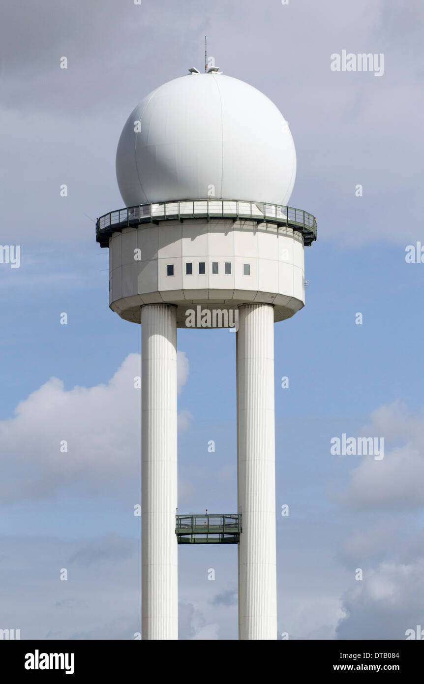 Il controllo del traffico aereo a cupola radar tower, l'aeroporto Tempelhof di Berlino, Germania Foto Stock